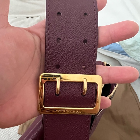 Burberry Burgundy Leather And House Check
Canvas Helmsley Crossbody Bag - Picture 5 of 10